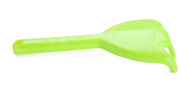 Plastik tırmık beyazda izole edilmiş. Çocukların plaj oyuncağı.