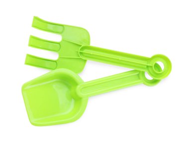 Plastik tırmık ve kürek beyaz, üst manzara. Çocukların plaj oyuncağı.