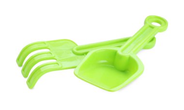Plastik tırmık ve kürek beyaza izole edilmiş. Çocukların plaj oyuncağı.