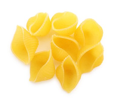 Beyaz, üst görünümde izole edilmiş çiğ koni makarna yığını