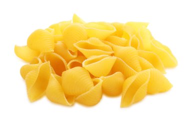 Beyaza izole edilmiş çiğ koni makarnası.