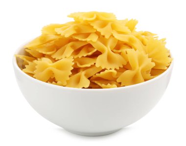 Beyaz kasedeki çiğ farfalle makarnası.