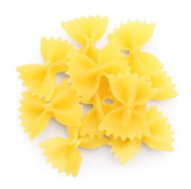 Beyaz manzaralı, çiğ farfalle makarna yığını.