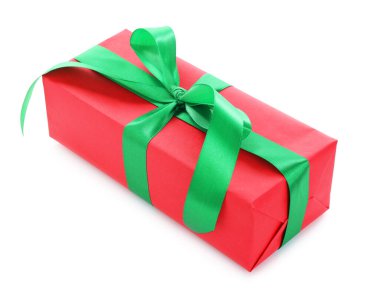 Beyaz üzerinde yeşil yay olan güzel bir hediye kutusu.