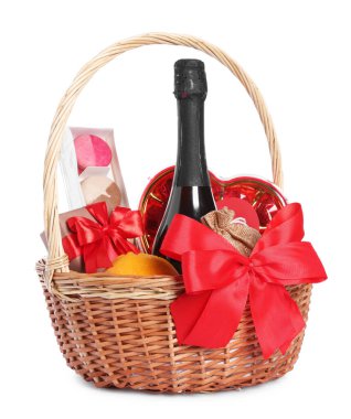 Beyaz şarap ve bir kutu şekerle dolu hasır hediye sepeti.