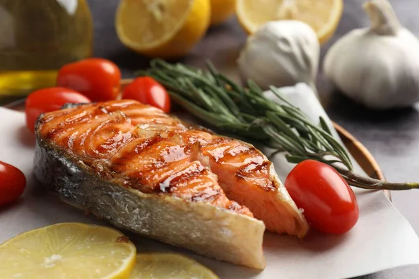 Limonlu, domatesli ve biberiyeli ızgara somon bifteği.