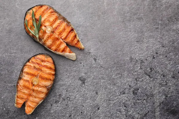 Gri masada biberiyeli ızgara somon bifteği. Metin için boşluk