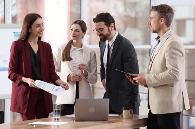 İş planlaması. Meslektaşlar ofiste toplantı yapıyorlar.