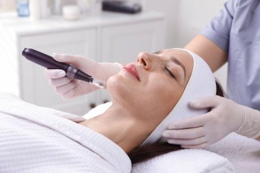 Güzellik salonunda mikro işlem gören bir kadın, yakın plan.