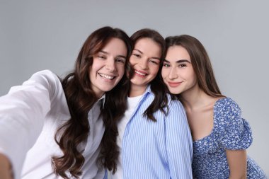 Mutlu arkadaş selfie gri arka plan üzerine alarak