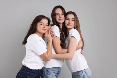 Gri arkaplanda mutlu arkadaşların portresi