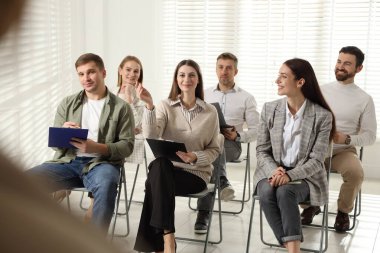 İş planlaması. Meslektaşlar ofiste toplantı yapıyorlar.