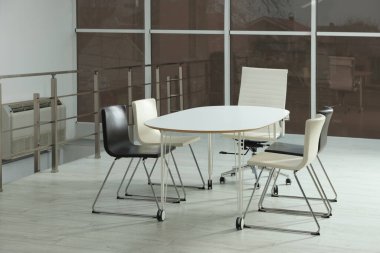 Şık sandalyeler ve ofis masası. İç tasarım