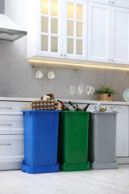 Mutfaktaki çöp bidonlarında. Atık sıralama