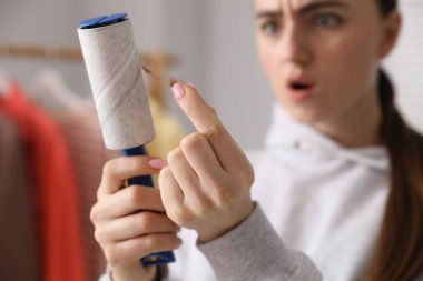 Tiftik silindirli kadın evde, seçici odaklı.