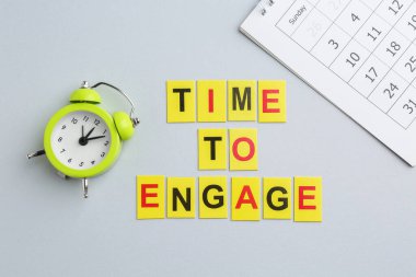 Açık gri zemin üzerinde takvim ve alarm saati bağlanma zamanı, düz uzanma