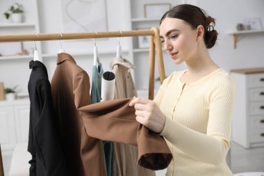 Evde iplik silindirli kadın ceketi.