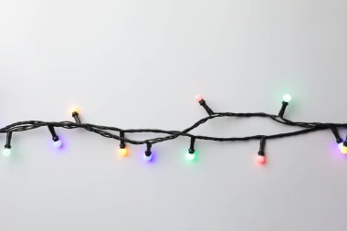 Parlak Noel ışıkları beyaz, üst görünümde izole