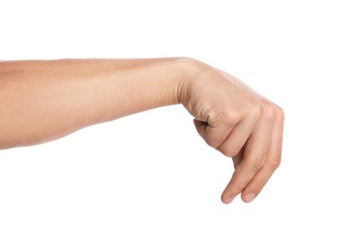 Beyaz arka planda bir şey tutan adam, yakın plan.