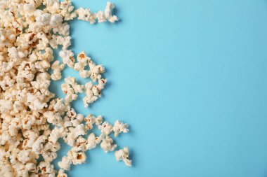 Açık mavi arka planda taze patlamış mısır. Metin için boşluk