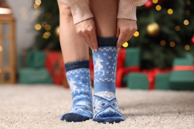 Kadın evde rahat çoraplar giyiyor, yakın plan.