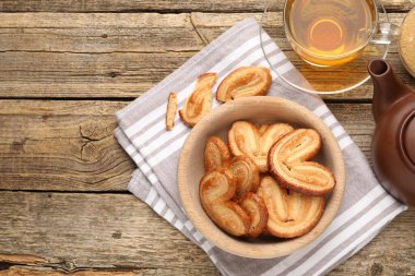 Tahta masada çay ile servis edilen nefis palmiyeler. Metin için boşluk