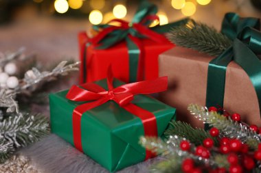 Noel hediyeleri ve yerde şenlikli bir dekor, yakın plan. Bokeh etkisi