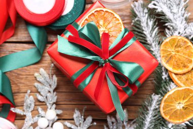 Noel hediyesi ve şenlikli dekor ahşap masada, düz yatıyordu.