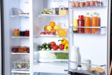 Farklı taze gıda ürünleri olan modern buzdolabı.