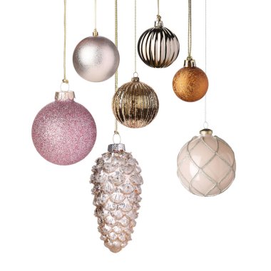 Beyaz arka planda asılı Noel topları. Birçok şenlikli süs.