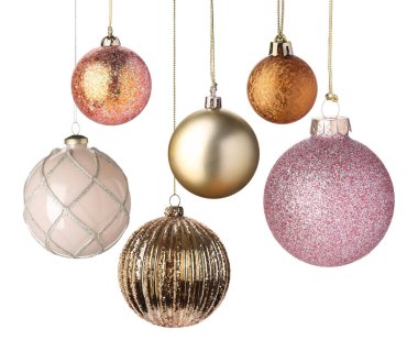 Beyaz arka planda asılı Noel topları. Birçok şenlikli süs.