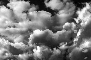 Bulutlu gökyüzü. Siyah ve beyaz tonlama