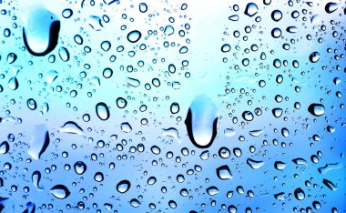 Su damlalı cam yüzey, yakın görüş.