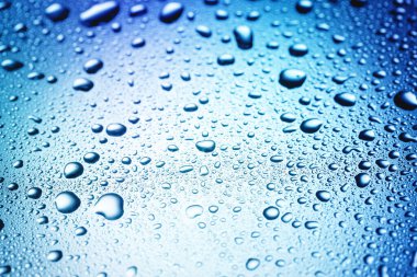 Su damlalı cam yüzey, yakın görüş.