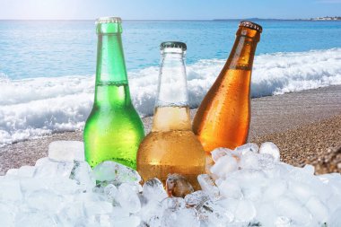 Denize yakın buzlu bira şişeleri. Tazeleyici yaz içeceği
