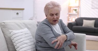 Evde dirsek ağrısı çeken yaşlı bir kadın var. Romatizma belirtileri