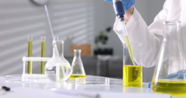 Laboratuvarda motor yağı kalitesini kontrol eden bilim adamı, yakın plan.