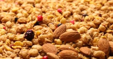 Kurumuş meyveli ve fındıklı lezzetli granola, yakın plan.