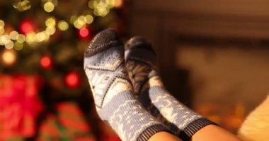 Noel ışıklarına karşı rahat çorap giyen kadın, yakın plan.