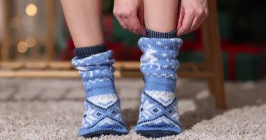 Evde rahat mavi çoraplar giyen bir kadın, yakın plan.