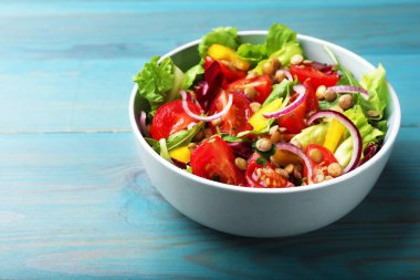 Açık mavi ahşap masada mercimek ve sebzelerle nefis bir salata, yakın plan. Metin için boşluk