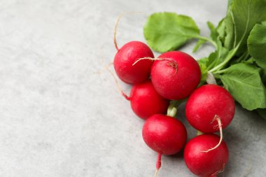 Açık gri masada taze turplar, yakın plan. Metin için boşluk