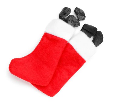 Yaramaz çocuklar için bir hediye. Siyah kömür parçalarının olduğu Noel çorapları beyaza izole edilmiş, üst manzara