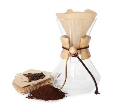 Kağıt filtreli cam kimya kahve makinesi, öğütülmüş kahve ve beyaz üzerine izole edilmiş fasulye.