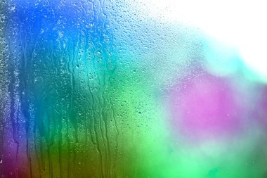 Su damlalı cam yüzey, yakın görüş.