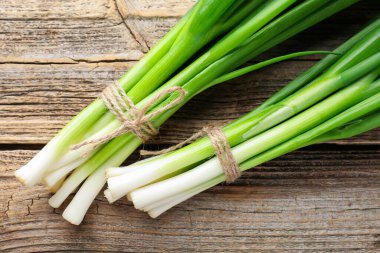 Tahta masada taze taze taze soğanlar, üst manzara.