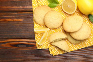 Lezzetli limonlu kurabiyeler ve ahşap masada meyve dilimleri, üst manzara. Metin için boşluk