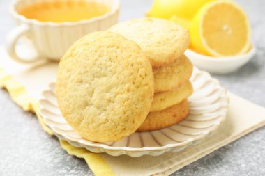 Gri masada lezzetli limonlu kurabiyeler, yakın plan.