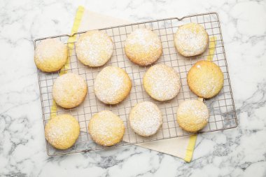 Beyaz mermer masada leziz limonlu kurabiyeler.