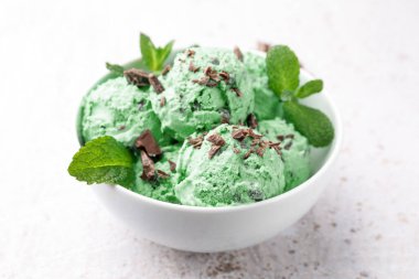 Nefis naneli çikolatalı dondurma. Masada yapraklar var. Yakın plan.